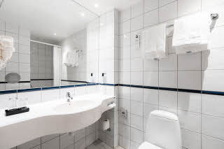 Badezimmer im Zweibettzimmer im Scandic Byparken