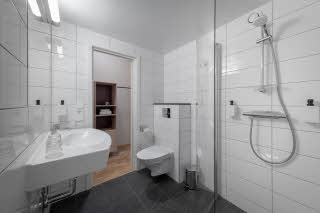 Dusche im Badezimmer im Superior Extra Zimmer