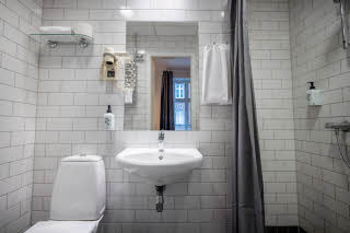 Queen Standard Badezimmer im Scandic Webers