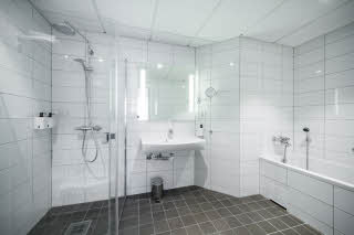 Mastersuite bathroom. With shower and bathtub 