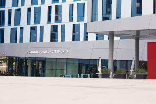 Eingang und Fassade vom Scandic Hamburg Emporio