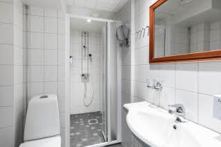 twin room bathroom 