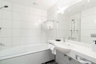 Badezimmer im King Superior Zimmer im Scandic Byparken