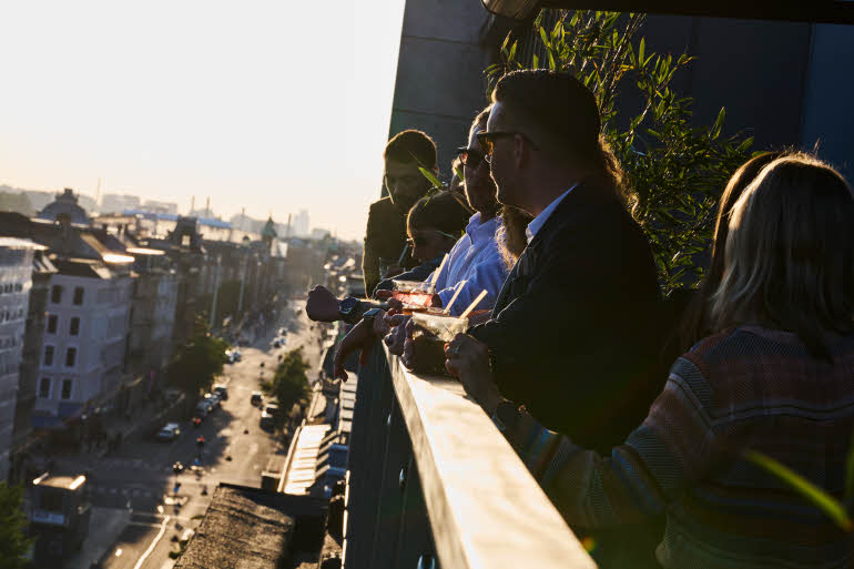 Personen auf der Dachterrasse im Scandic Nørreport 