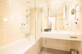 Badezimmer des Standard Zimmers im Scandic Lerkendal