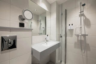 Badezimmer im Standard King Best View im Scandic Torget
