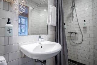 Queen Standard Badezimmer im Scandic Webers