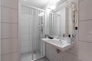Badezimmer im Familienzimmer im Scandic Byparken