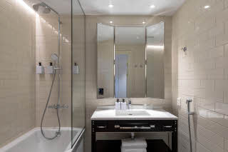 Badezimmer mit Badewanne im Scandic Grand Central Helsinki