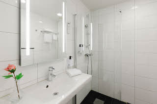 Badezimmer im Scandic Jarva Krog