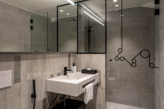 Badezimmer im Gästezimmer im Scandic Helsinki Hub