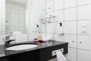 Badezimmer im Standard Zimmer im Scandic Hell