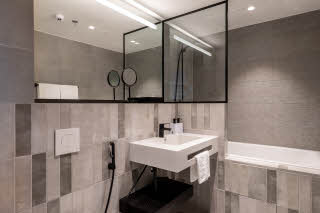 Badezimmer Gästezimmer im Scandic Helsinki Hub