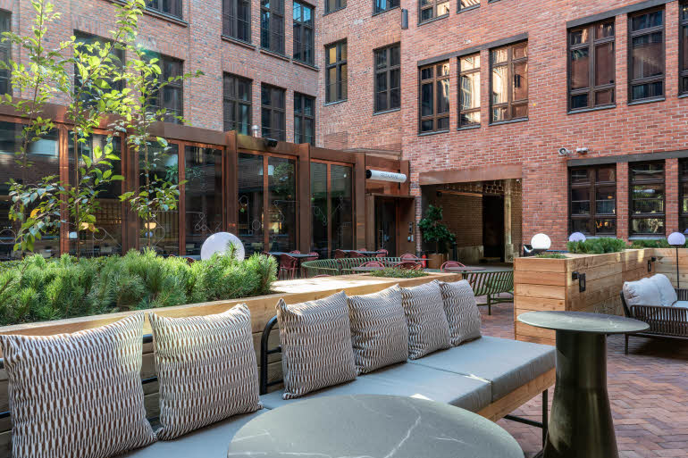 Hinterhof Terrasse im Scandic Helsinki Hub