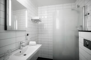 Badezimmer im Scandic Jarva Krog