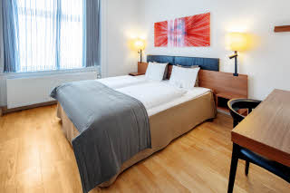 Überblick Queen Size Bett im Standardzimmer